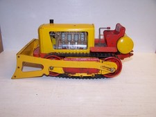vecchio trattore cingolato in