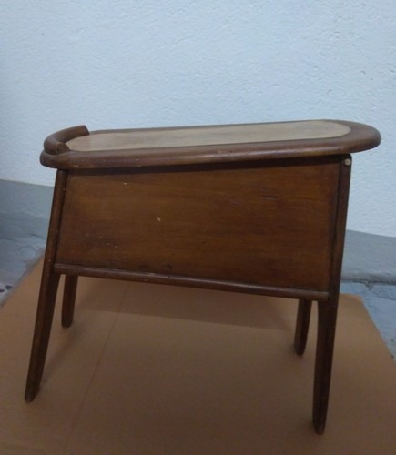 Antico sgabello con