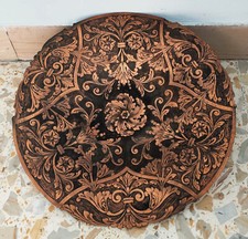 Antico centrotavola in rame sbalzato e cesellato con decorazione floreale