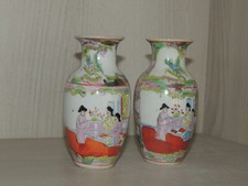 Coppia di antichi piccoli vasi in porcellana cinese