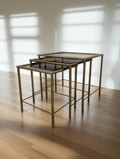 Set di 3 tavolini a incasso in ottone dorato e vetro fumé – Anni ’70