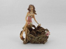 Statua in resina fata appoggiata su un cestino Porta Oggetti Svuotatasche