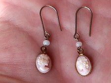 ORECCHINI IN CAMEO ROSA E METALLO RAFFIGURANTI VOLTO DI DONNA, SENZA MARCA