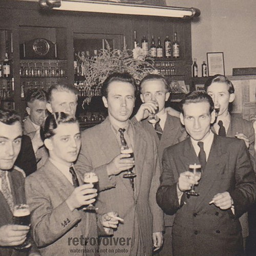 Giovani uomini che - , festeggiano
