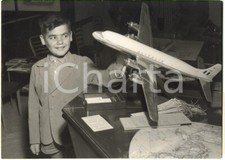 1954 MILANO - Maurizio LAFES gioca con modellino aereo ALITALIA (1) *Foto 18x13