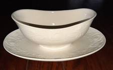 Salsiera Ginori Con Piattino Integrato  Decoro a rilievo Ceramica Bianco Latte