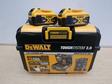 DeWalt DWST83470 Toughsystem 2 Caricabatterie Scatola di immagazzinaggio 240 V + 2 x DCB184 5 AH Li-Ion