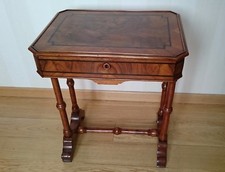 Tavolino fine '800 in noce con piano in radica. Restaurato
