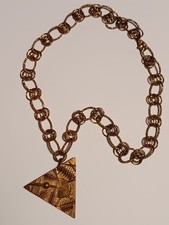 POMODORO ARNALDO PREZIOSO  CIONDOLO  SCULTURA  DORATA  FIRMATO  CON COLLANA.