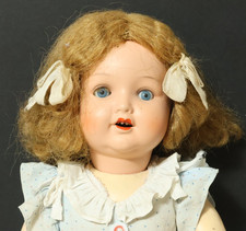 Vecchia bambola di porcellana