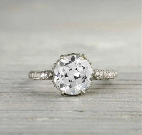 Anello elegante taglio tondo
