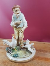 FIGURINA VECCHIO CON GALLI