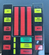 Thinkgeek Universal Knight Rider KITT Caricabatteria USB da Auto con Luci e 10 Suoni