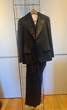 Raffinato smoking sartoriale nero da uomo con rifiniture in seta