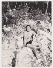 Sexy bello giovane uomo senza