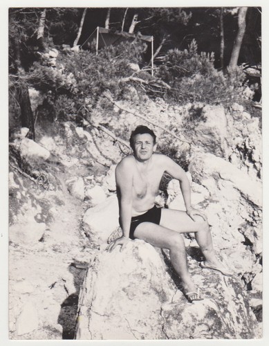 Sexy bello giovane uomo senza