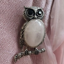Spilla e ciondolo gufo tono argento con pancia pietra rosa (quarzo rosa?)