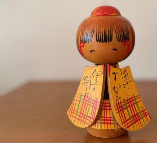 Piccola bambola kokeshi - piccola, kimono