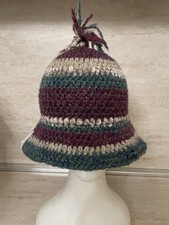 Cappellino fatto a mano in lana