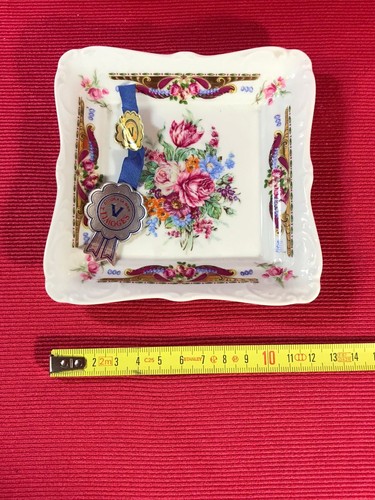 Piattino finemente decorato - , a