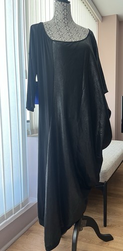Abito nero con orlo
