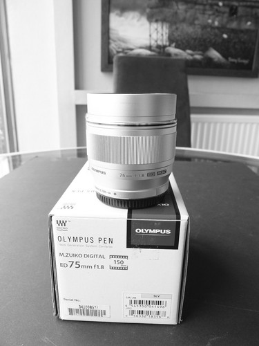 Olympus 75mm - f1.8, (argento)