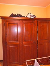 armadio a 3 ante cassapanca con appendiabiti e 2 comodini in rovere massello