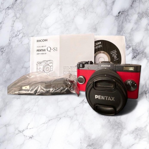 Fotocamera pentax rossa - q-s1,