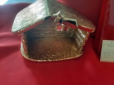 Presepe in resina dorata composto da capanna e 5 personaggi