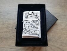 NUOVO RARO ACCENDINO ZIPPO 2005 SERIE PIRATA NAVE MAPPA TESCHIO SPADA BANDIERA EMBLEMA 3D