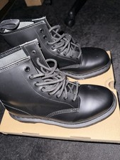 Dr. Martens 8-eyelet Combat