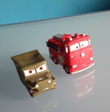 "DISNEY PIXAR", "CARS",  2 macchine in plastica rigida, colore verde e rosso.