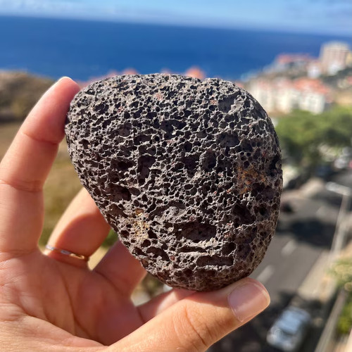 Una grande roccia lavica - ,