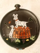 G. GIRARDI, Piatto decorativo da parete in ceramica smaltata su nero, con cani