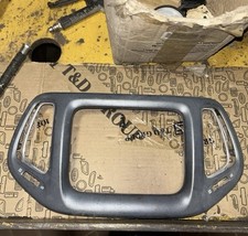 5UT63TRMAA CORNICE MASCHERINA AUTORADIO NAVIGATORE CRUSCOTTO JEEP COMPASS II