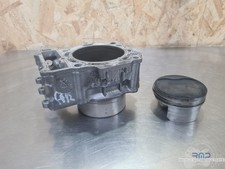 Cylindre avec piston arrière