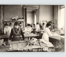 Donne al lavoro materiali da