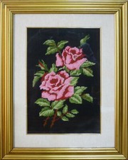 .Quadro realizzato con ricamo mezzo punto due rose con boccioli cornice dorata 