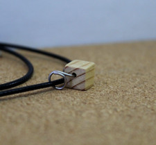 collana ciondolo in legno fatto a mano unico CUBO 1,3X1X1,3 cm