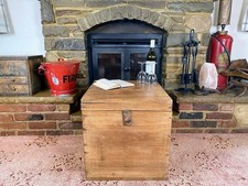 Antica cassapanca in mogano, baule portaoggetti vintage in legno, scatola coperta, tavolino.