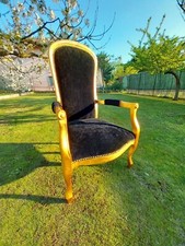 Poltrona ristrutt con foglia oro da sogg o camera da letto rivestita in velluto.