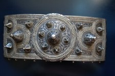 Antica e originale fibbia in argento intagliato e cesellato con lavoro niello  