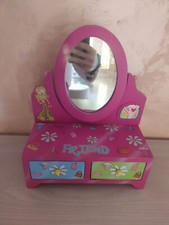 Portagioie con specchio e cassetti in legno per bambina