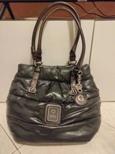 Borsa Guess nera imbottita morbida spedita nel suo sacchetto in tela originale