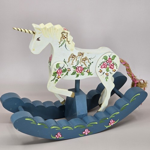 Cavallo unicorno dondolo in - dondolo,