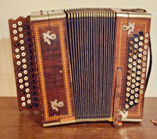 Fisarmonica tedesca 43 bottoni 1903 CROMATICA 3 file FUNZIONANTE intricato legno intarsiato