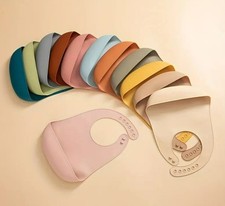 Bavaglino neonato carino