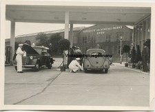 Z3411 foto anni 50 Shell stazione di servizio benzina distributore di benzina auto Brezel Maggiolino VW