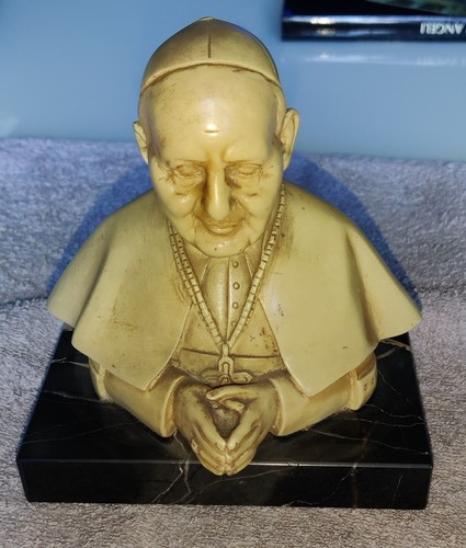 Statua raffigurante papa - raffigurante,