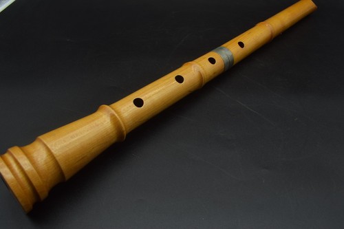 Antico strumento flauto - a,